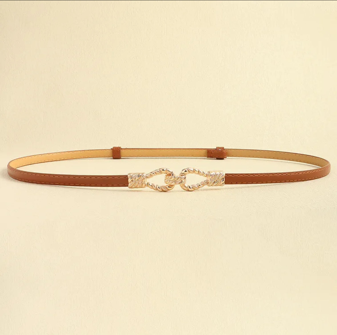 Cinturón fino de hebilla dorada (caramelo)