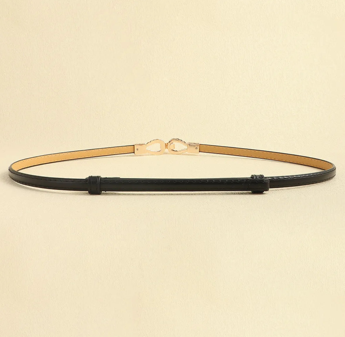 Cinturón negro fino, hebilla dorada