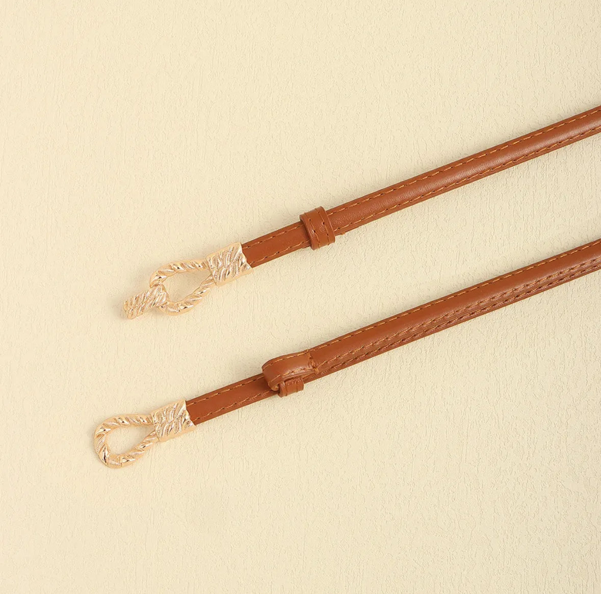 Cinturón fino de hebilla dorada (caramelo)