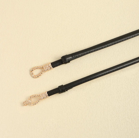 Cinturón negro fino, hebilla dorada