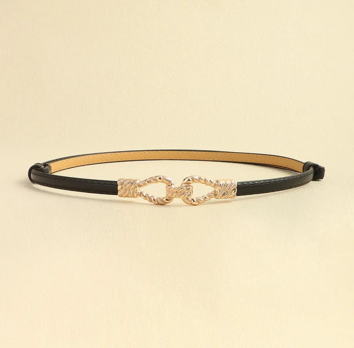 Cinturón negro fino, hebilla dorada